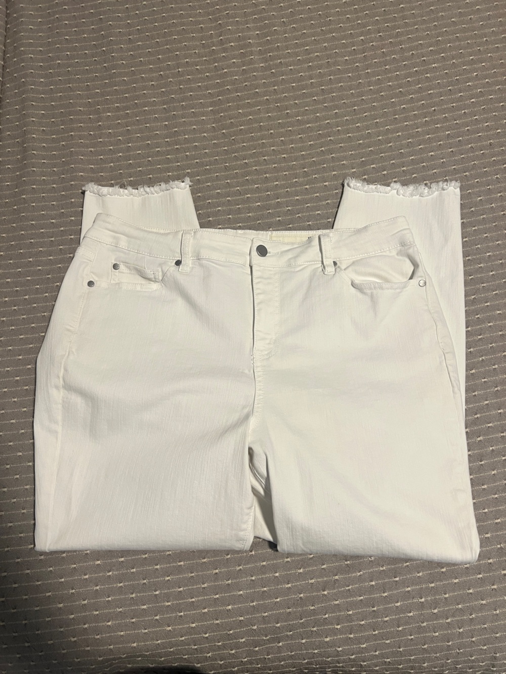 GUC Women's Vince Camuto White Frayed Hem Jeans - 16W